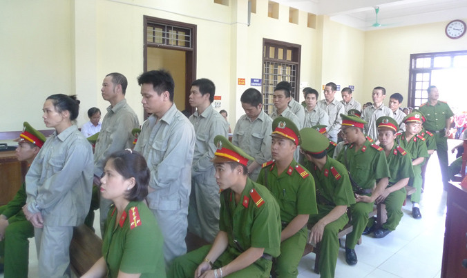 Các bị cáo ra tòa lĩnh án. Ảnh: Duy Chiến.