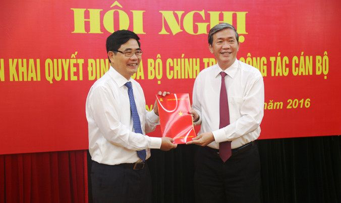 Đồng chí Đinh Thế Huynh, Thường trực Ban Bí thư trao quyết định cho tân Phó ban Kinh tế Trung ương Cao Đức Phát 