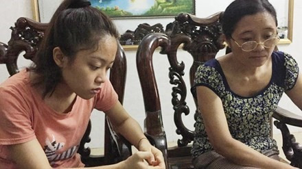Nữ sinh Trần Hương Ly và mẹ.