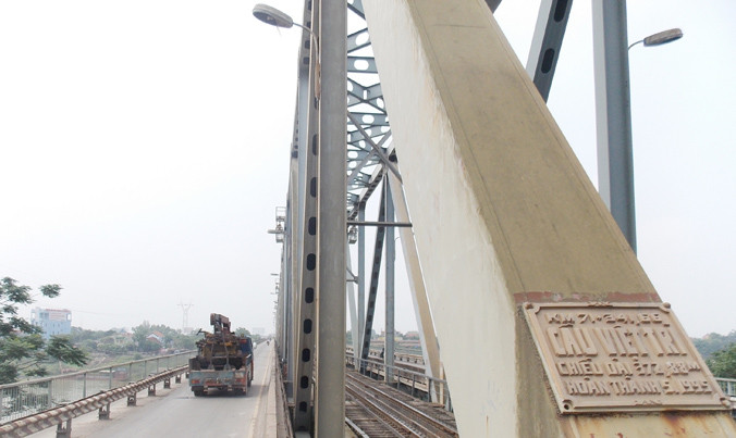 Sau 3 tháng cấm ô tô, từ tuần này phương án cho ô tô dưới 9 chỗ lưu thông qua cầu Việt Trì sẽ được đưa ra. Ảnh: Trọng Đảng.