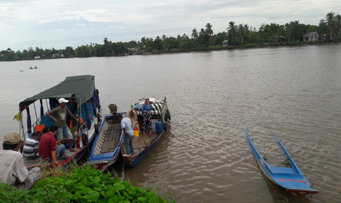 Tàu du lịch đâm chìm vỏ lãi, hành khách hoảng loạn