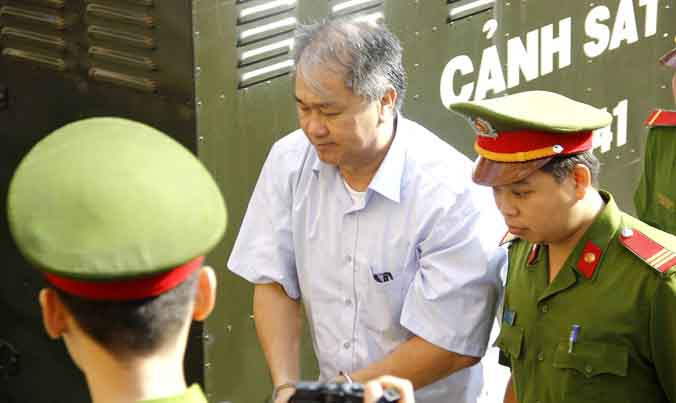 Dẫn giải bị cáo Phạm Công Danh say ngày xét xử. Ảnh: Tân Châu.