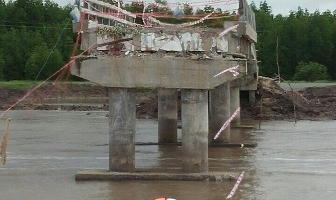 Hiện trường sụp đổ 2 nhịp cầu.