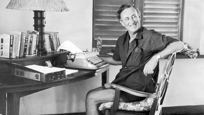 Nhà văn Ian Fleming đã mô tả chi tiết mọi thứ mà James Bond sử dụng, đồng nghĩa Bond là chất lượng hàng hóa.