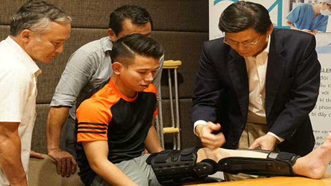 Anh Khoa sau phẫu thuật nối dây chằng. Ảnh: Trần Ngoan.