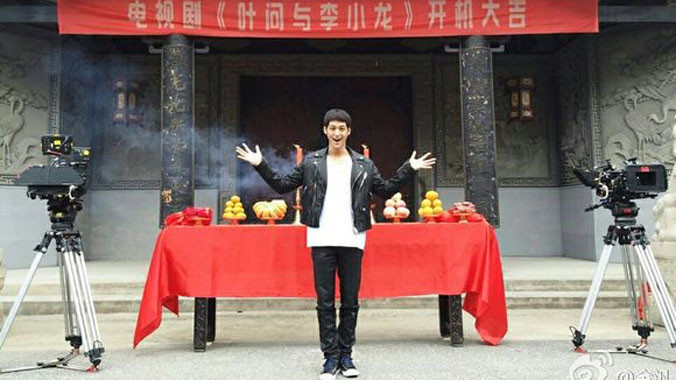 Kim Bum lặng lẽ trong lễ khai máy Diệp Vấn và Lý Tiểu Long.