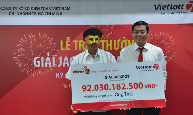 Lễ trao thưởng cho người trúng giải trị giá hơn 92 tỷ đồng.