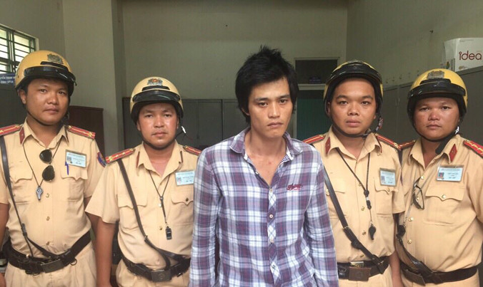 Trần Trung Tín bị nhóm CSGT đuổi bắt sau khi trộm xe máy.