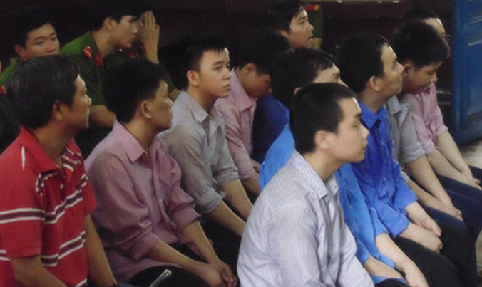 Các bị cáo trong vụ làm 500 bằng giả tại tòa.