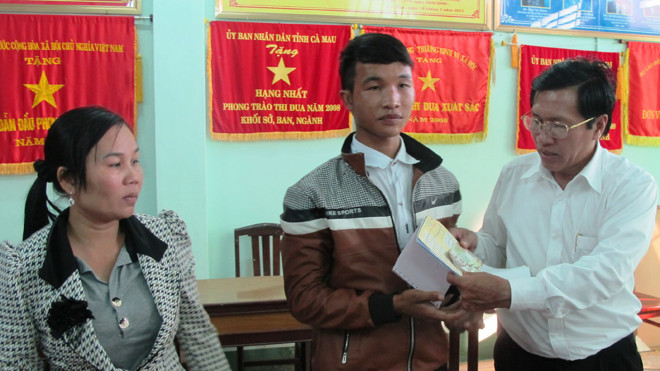  Ông Võ Hoàng Hiệp, GĐ Sở LĐ- TB& XH Cà Mau trao tượng trưng số tiền cho Hào Anh khi em vừa đủ 18 tuổi