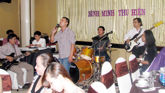 Đánh nhạc đám cưới thu nhập chẳng được bao nhiêu