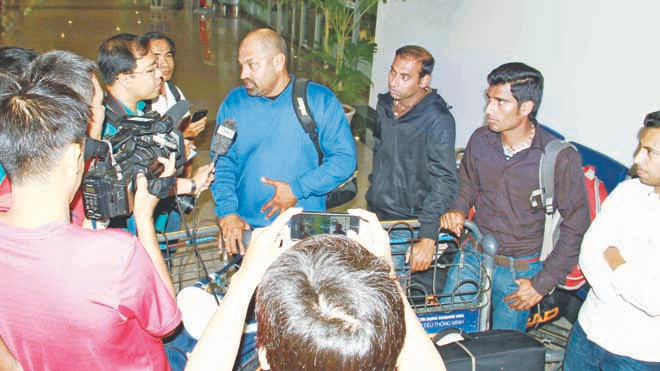 Tuyển Pakistan xuống sân bay Tân Sơn Nhất chiều qua. Ảnh: tường vũ