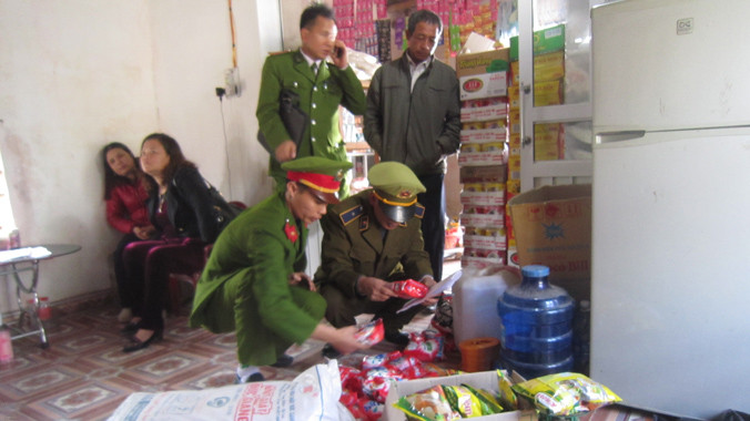 Nhiều hàng hóa giả mạo nhãn hiệu bị lực lượng chức năng thu giữ.