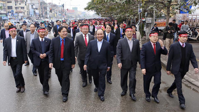 Ủy viên Bộ Chính trị, Phó Thủ tướng Chính phủ Nguyễn Xuân Phúc, Bí thư thứ nhất T.Ư Đoàn Nguyễn Đắc Vinh, GS TS Nguyễn Anh Trí, Viện trưởng Viện huyết học & truyền máu T.Ư, Tổng biên tập báo Tiền Phong Lê Xuân Sơn diễu hành Chủ Nhật Đỏ.