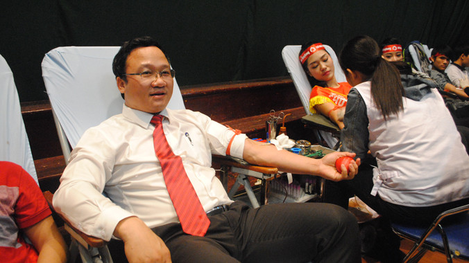 Ông Khuất Việt Hùng lần thứ 4 hiến máu. Ảnh Duy Ngợi.