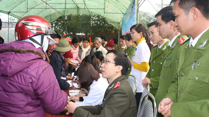 Đội ngũ y, bác sĩ cùng lực lượng Công an phối hợp công tác hướng dẫn bà con ghi phiếu khám bệnh.