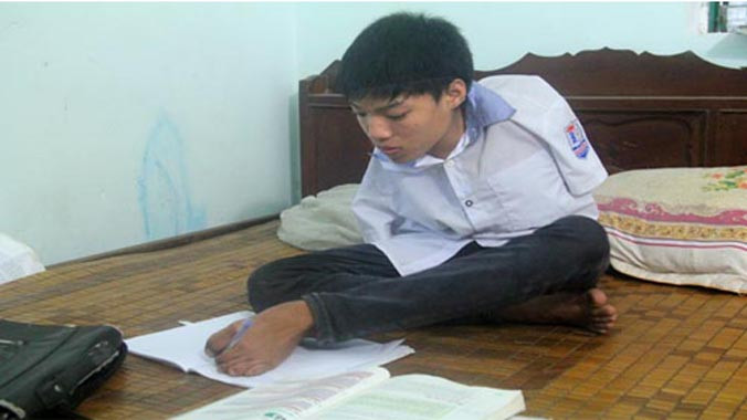 Không có tay Nhẫn vẫn quyết tâm dùng Chân để viết tiếp giấc mơ của mình: Ảnh: Thiên Ân.