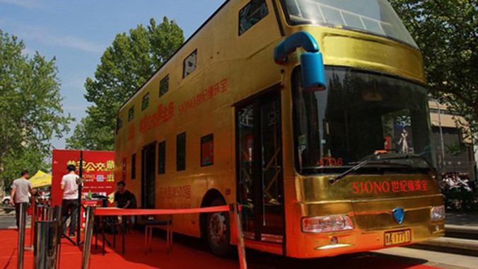 Xe buýt hai tầng dát vàng.