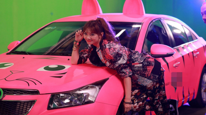 Hari Won khoe xe hơi được thiết kế riêng
