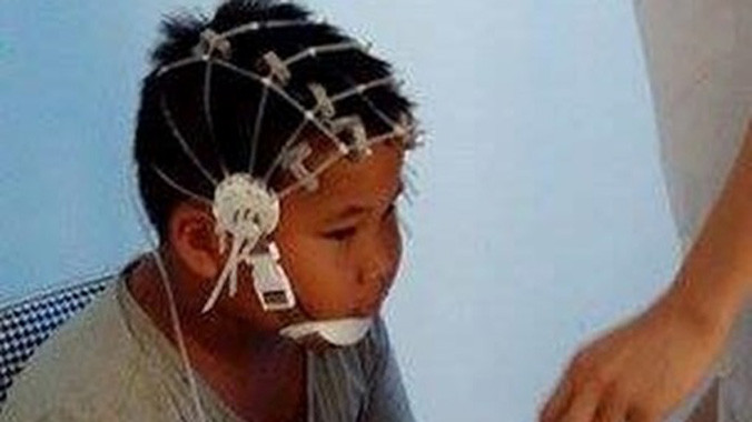 Bố đẻ và mẹ kế phủ nhận việc bạo hành cháu Khánh. Trong khi hàng xóm khẳng định có chứng kiến vụ bạo hành.