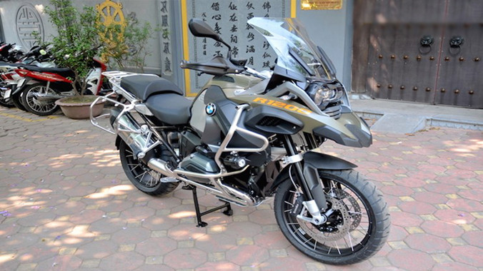 Được thiết kế nhằm vận hành đa địa hình, chiếc BMW R1200GS Adventure đời 2015 đã được nhập về Hà Nội bởi một showroom xe Pkl tư nhân.