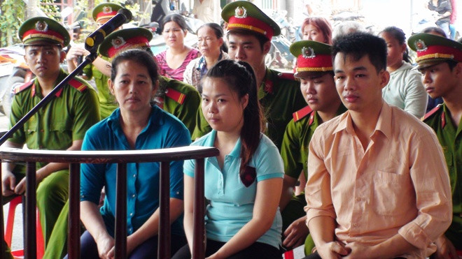 Các bị cáo trong gia đình tại phiên tòa. Ảnh T.Châu