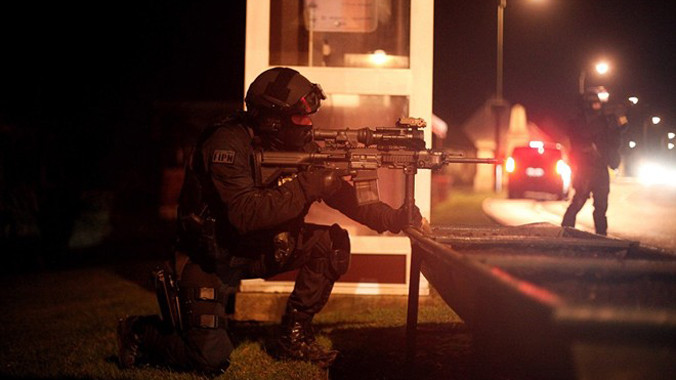 Được sự hỗ trợ của trực thăng trang bị kính nhìn đêm, cảnh sát vũ trang Pháp đang bao vây các khu vực tình nghi ở miền bắc đất nước để truy lùng hai nghi can vụ thảm sát ở thủ đô Paris. Đặc nhiệm vũ trang lập chốt gác ở Fleurym miền bắc Pháp. Ảnh: AP.