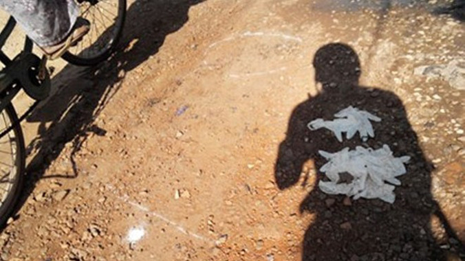 Khu vực bà Nga đổ gục được đo vẽ khám nghiệm.