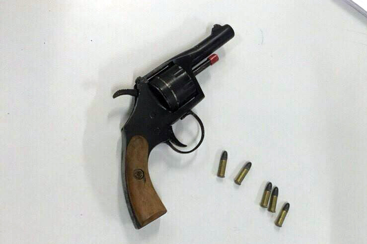Khẩu súng tự chế và 5 viên đạn.