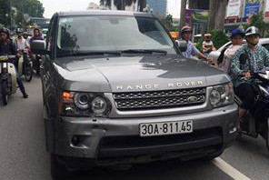 Chiếc xe ô tô bị bỏ lại giữa đường.