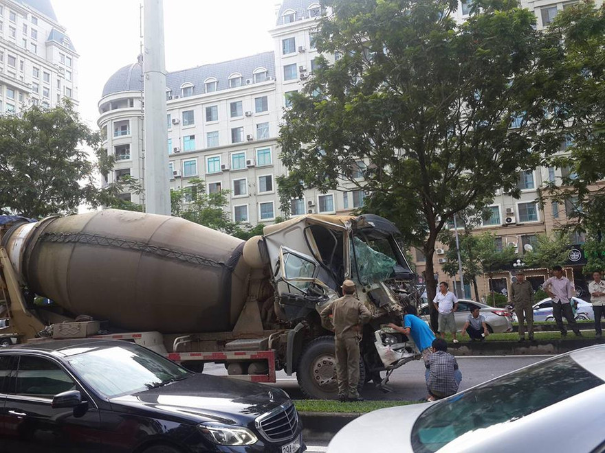 Chiếc xe bồn bị hư hỏng nặng phần đầu.