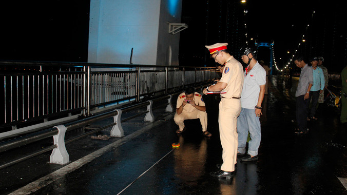 Lực lượng chức năng khám nghiệm hiện trường tìm nguyên nhân vụ tai nạn. Ảnh: Thanh Trần.