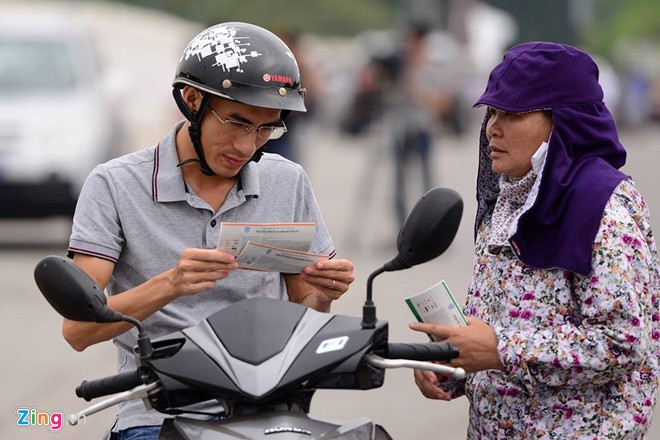 Phe vé chào mời người mua bên ngoài sân Mỹ Đình.