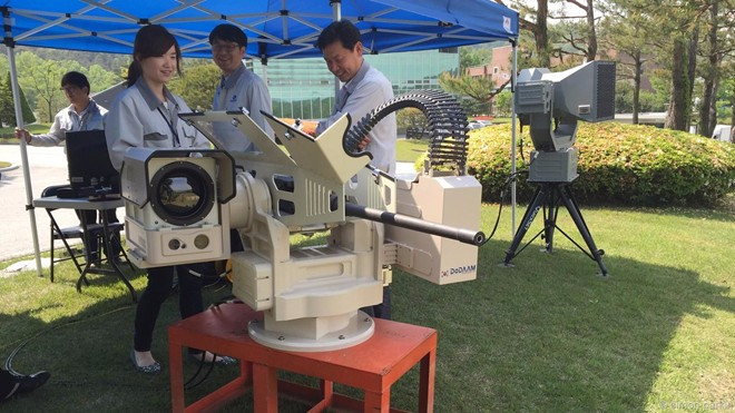 Các kỹ sư đang hiệu chỉnh robot tự động Super Aegis II trước khi thử nghiệm. Ảnh: Reuters.