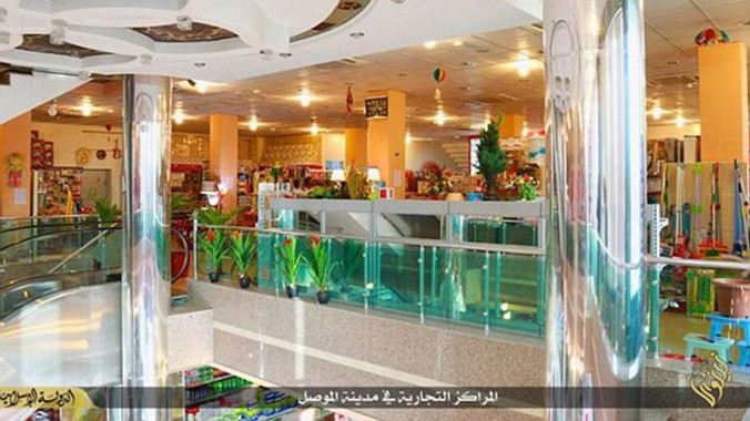 Nhiều sản phẩm do phương Tây sản xuất như dầu gội, bánh kẹo được bày kín các gian hàng ở một trung tâm thương mại đang nằm trong tay IS tại Iraq.