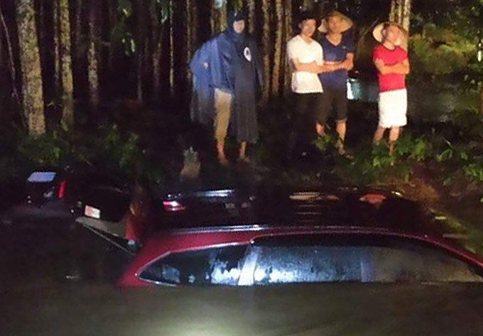 Ôtô mắc kẹt ở hạ nguồn suối Tà Rua, cách hiện trường chừng 20 m. Ảnh: VNE