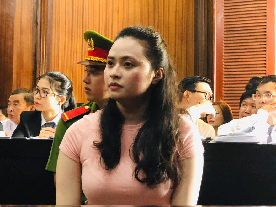Hot girl Ngọc Miu tại tòa sáng nay 7/5. Ảnh: Tân Châu