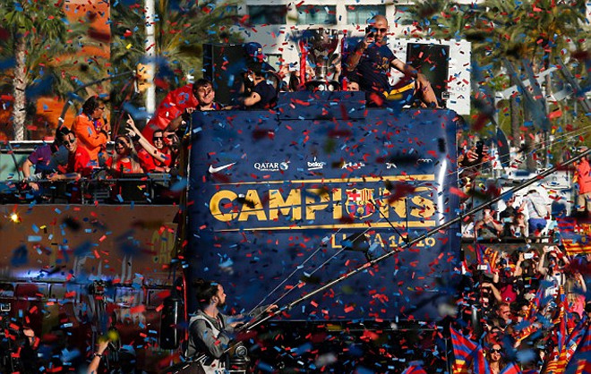 Hơn nửa ngày sau trận thắng trên sân của Granada, Barca trở về xứ Catalonia với chiếc Cup vô địch La Liga thứ 24. Một biển người chào đón đội bóng. Barca dùng một chiếc xe bus diễu hành quanh thành phố chia sẻ niềm vui chiến thắng.