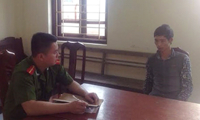 Đối tượng Dương (bìa phải) tại cơ quan công an. Ảnh: CA Lạng Sơn cung cấp.