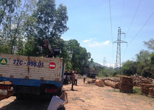 Hiện trường vụ phóng điện gây mất điện hơn 2 giờ đồng hồ cho nhiều địa phương giữa thời tiết nắng nóng.