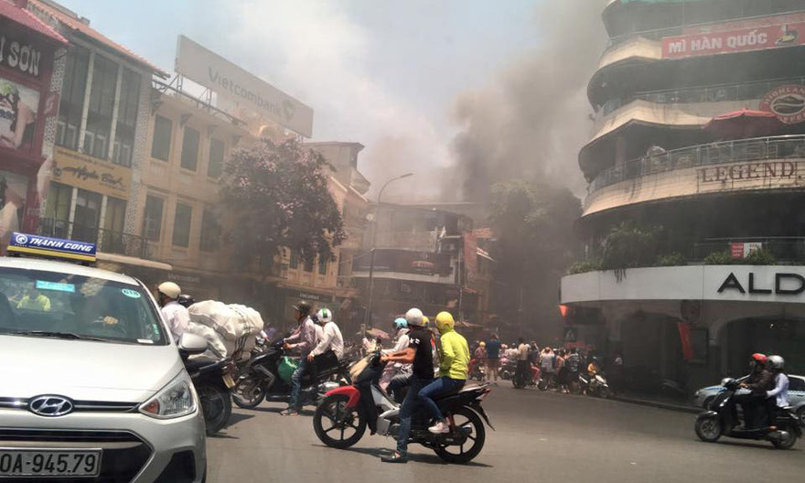Cháy nhà phố Cầu Gỗ, khói đen bốc ngùn ngụt