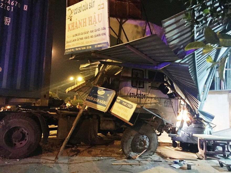 Chiếc container đâm sập mái hiên nhà dân.