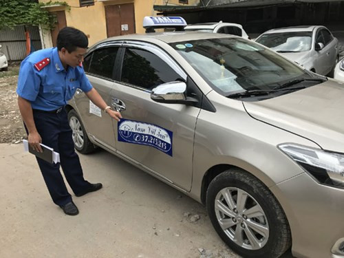 Chiếc taxi dù bị tạm giữ tại cơ quan chức năng. Ảnh: Thùy Linh