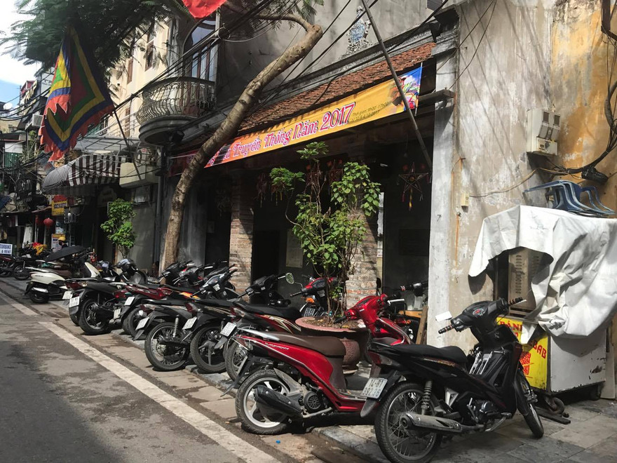 Bãi đỗ xe ở Đình Quan Đế (Hàng Buồm). Ảnh: Trần Hoàng