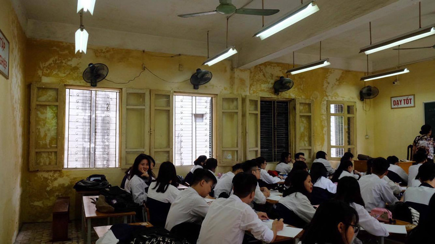 Vữa trần chực rơi xuống đầu: Hiệu trưởng trường nói gì?