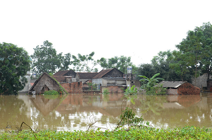 Cảnh báo đầy tràn nước các hồ chứa lớn ở Thủ đô