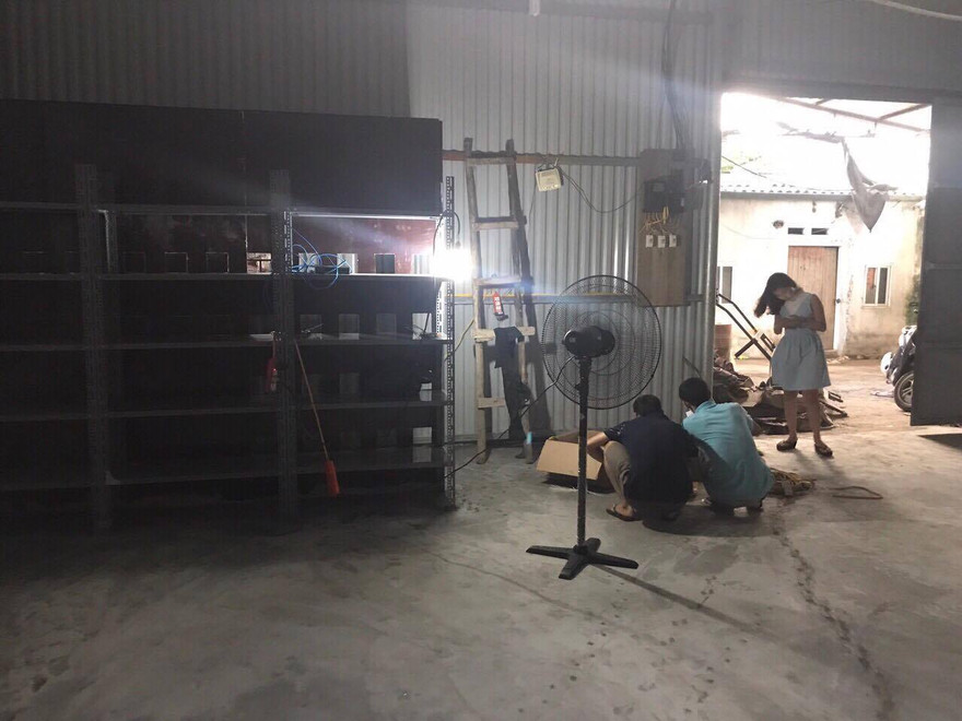 Vỡ mộng đầu tư tiền ảo Bitcoin, 'trâu cày' mang bán đồng nát