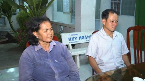 Bà Thạch Thị Quắn và anh Mai Hữu Lợi. Ảnh: PLO