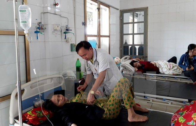 Các nạn nhân được chăm sóc, điều trị tại Trung tâm Y tế huyện Văn Yên, sáng 19/11. (Ảnh: Đức Tưởng/TTXVN)