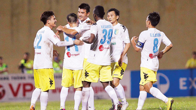  Các cầu thủ Hà Nội T&T ăn mừng chiến thắng trước An Giang để bám sát tốp đầu. ảnh: VSI 